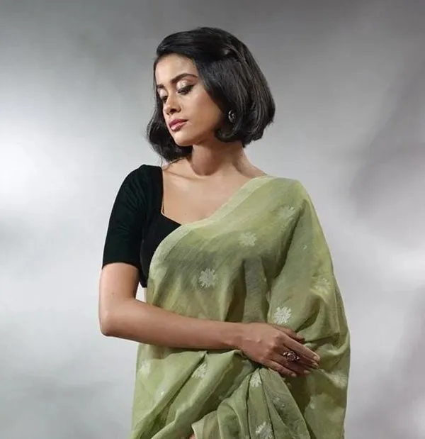 Pastel_Green_Striped_And_Printed_Premium_Saree_For_Women