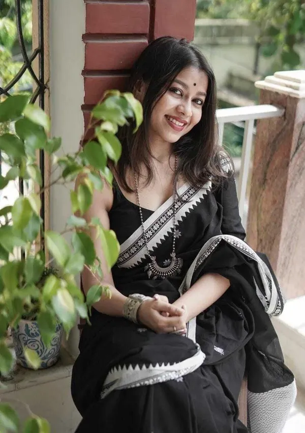 Black_And_White_Embroidered_Premium_Saree_For_Women