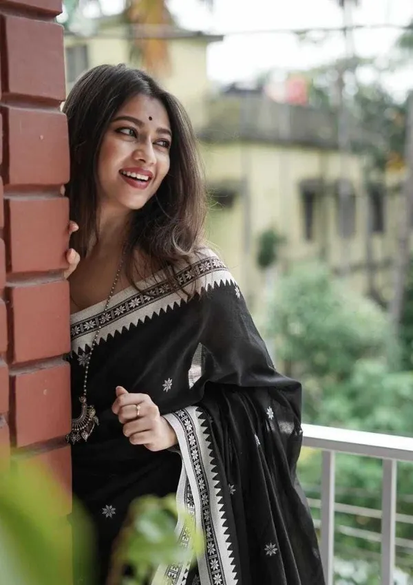 Black_And_White_Embroidered_Premium_Saree_For_Women