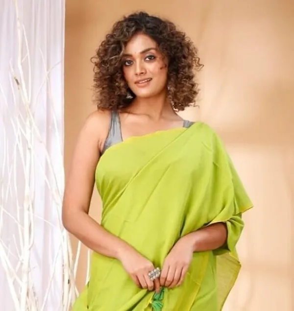 Pink_Solid_And_Plain_And_Striped_Premium_Saree_For_Women
