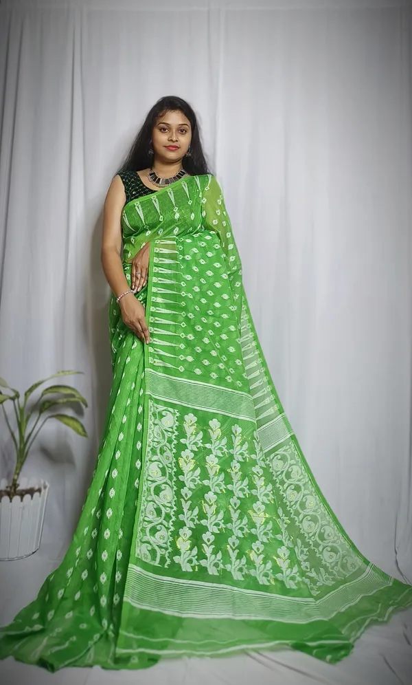 Red_And_Gold_Woven_Premium_Saree_For_Women