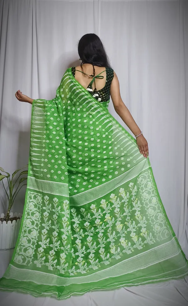 Red_And_Gold_Woven_Premium_Saree_For_Women