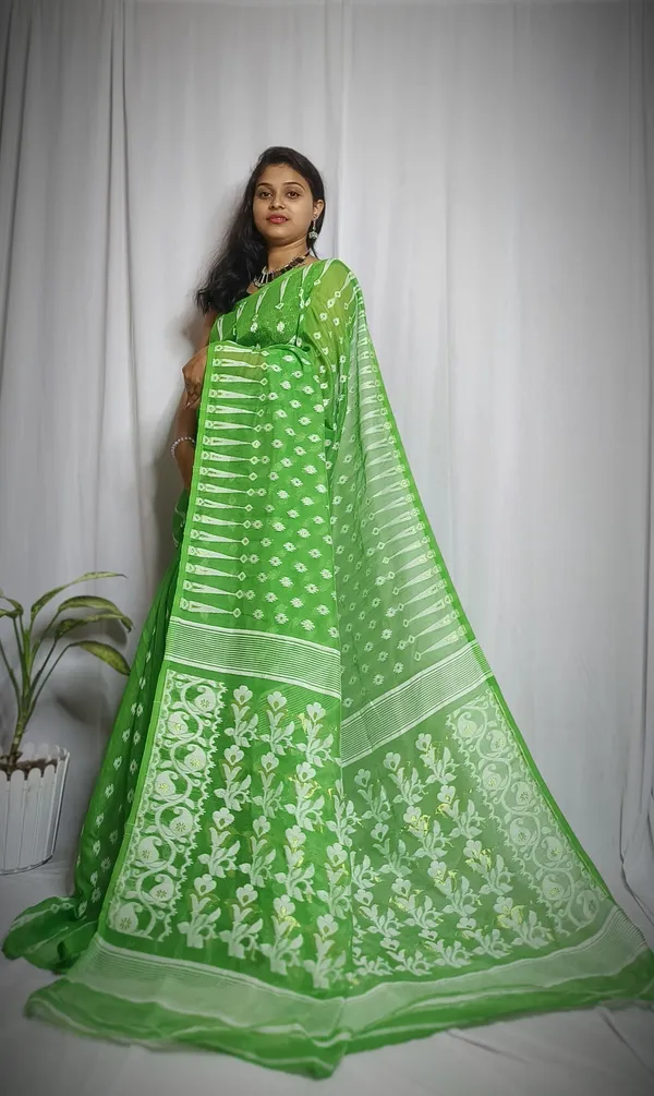 Red_And_Gold_Woven_Premium_Saree_For_Women