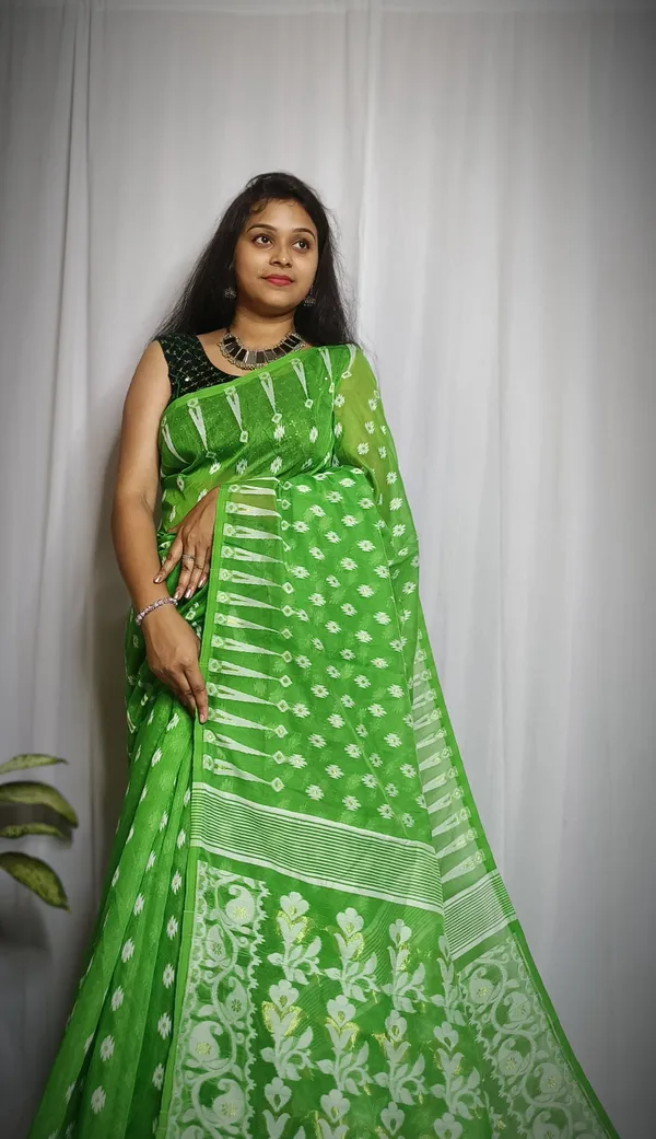 Red_And_Gold_Woven_Premium_Saree_For_Women