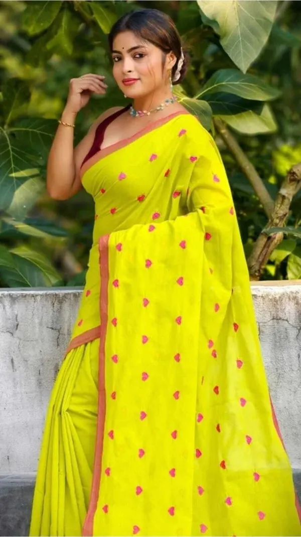 Green_Floral_Print_And_Woven_And_Geometric_Print_And_Printed_Premium_Saree_For_Women