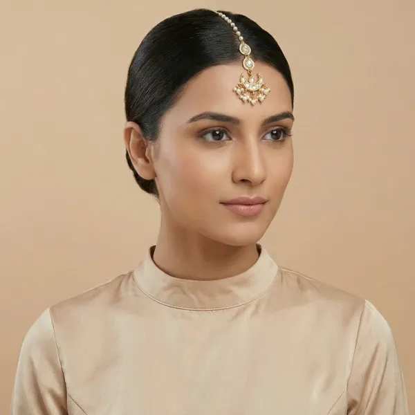 Traditional_Gold_Toned_Kundan_Maang_Tikka_with_Pearl_Chain