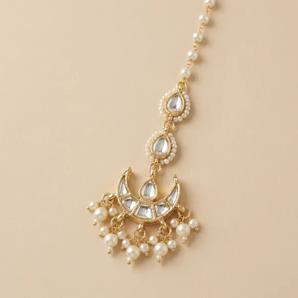Traditional_Gold_Toned_Kundan_Maang_Tikka_with_Pearl_Chain
