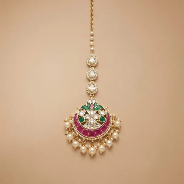 Traditional_Maang_Tikka_with_Pearl_Chain_and_Kundan_Work