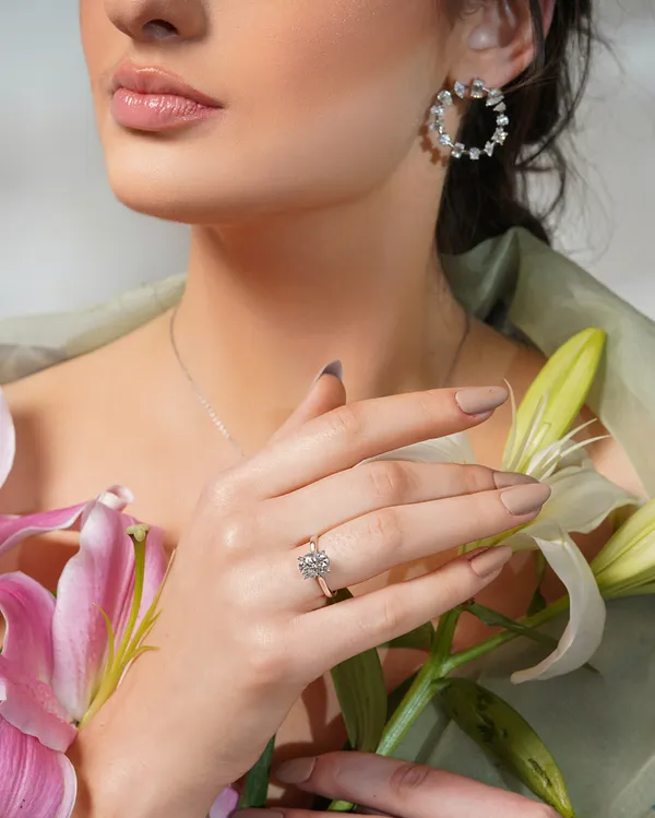 Basraa_Oval_Classic_Moissanite_Solitaire_Ring