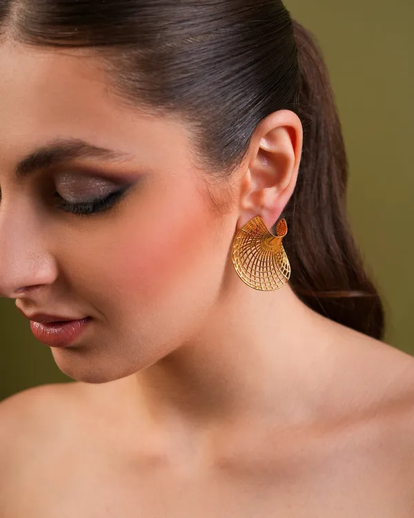 Golden_Aura_Shell_Earrings