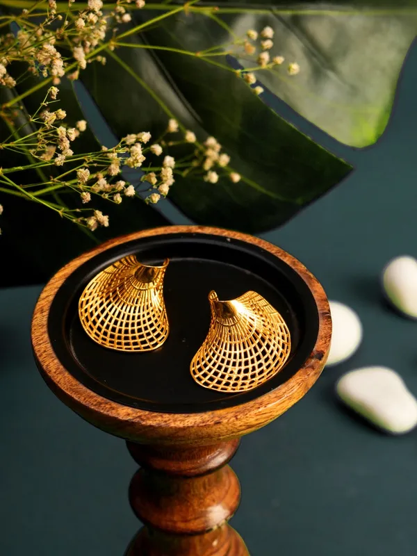 Golden_Aura_Shell_Earrings