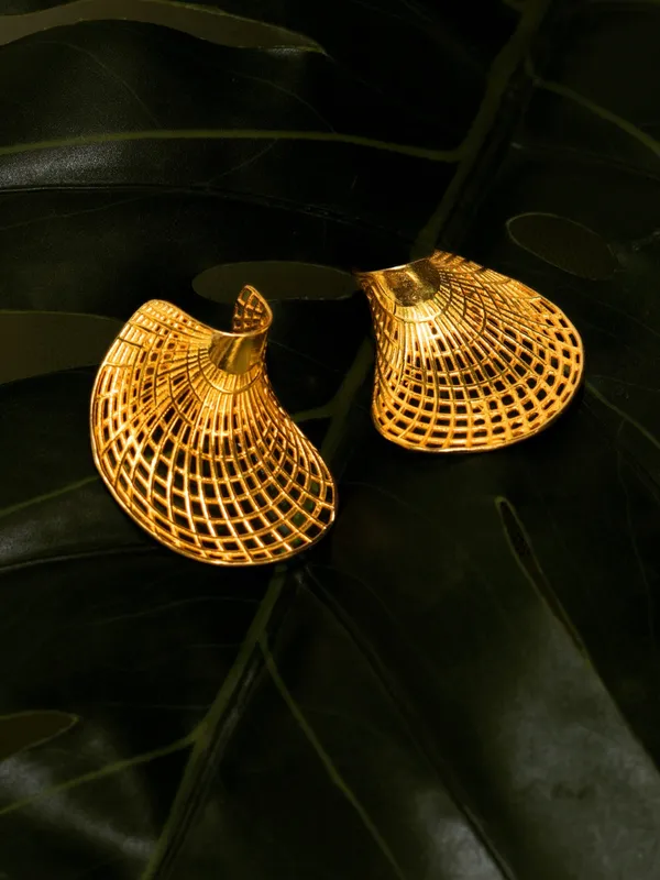 Golden_Aura_Shell_Earrings
