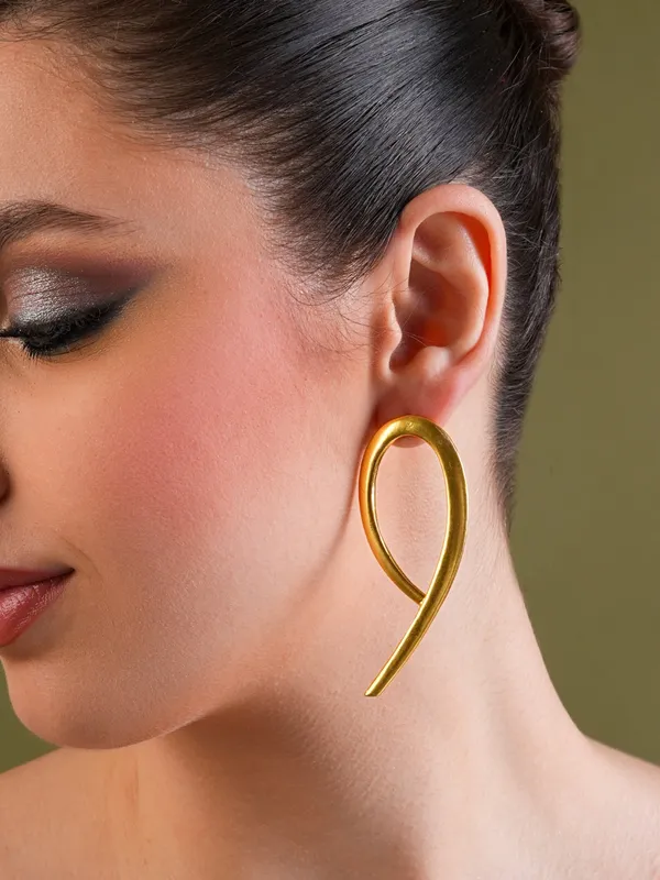 Golden_Whisper_Curve_Earrings