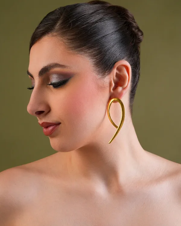 Golden_Whisper_Curve_Earrings