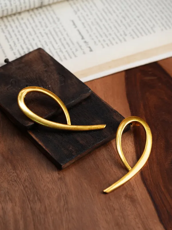 Golden_Whisper_Curve_Earrings