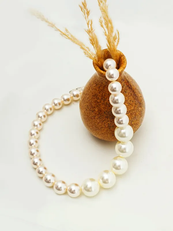Classic_Basraa_Pearl_Statement_Necklace_Set_Luxury_Round_Pearls_With_Gold_Stud_Earrings