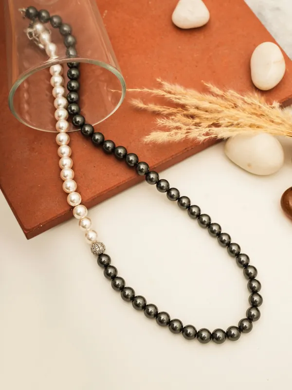 Dual_Tone_Elegance_Pearl_Necklace_Black_White_Harmony