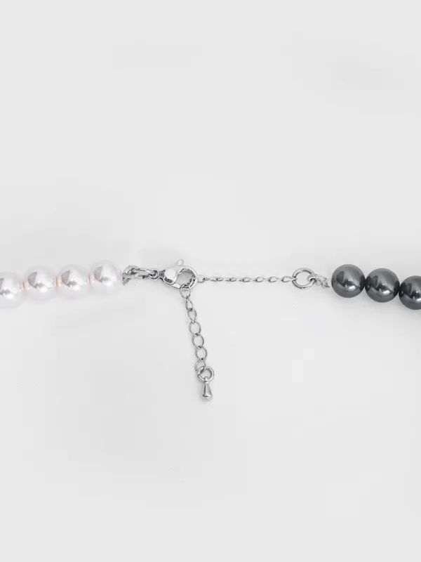 Dual_Tone_Elegance_Pearl_Necklace_Black_White_Harmony