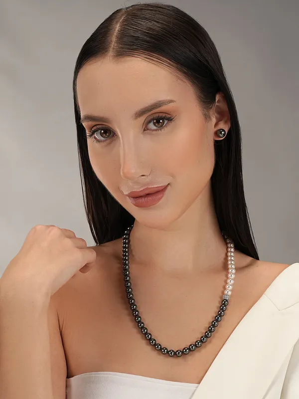 Dual_Tone_Elegance_Pearl_Necklace_Black_White_Harmony