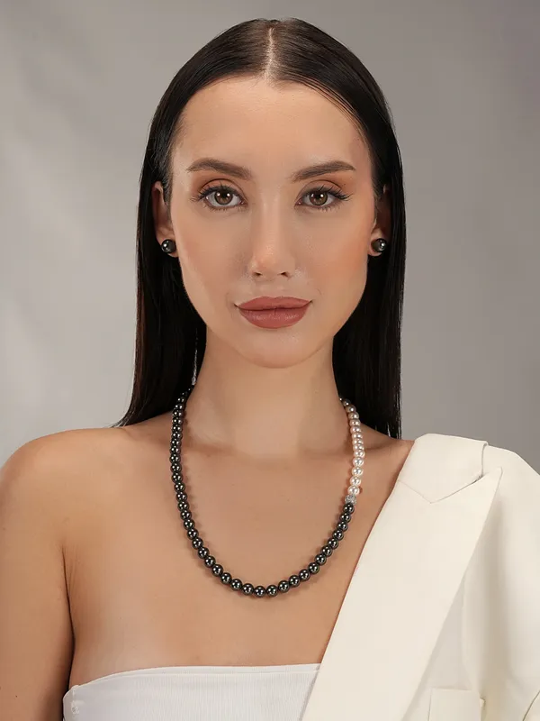 Dual_Tone_Elegance_Pearl_Necklace_Black_White_Harmony