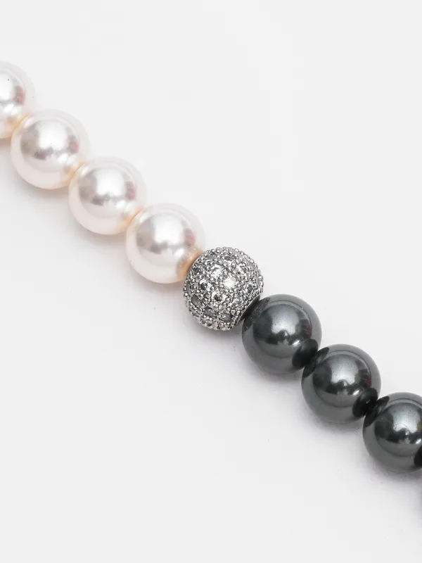 Dual_Tone_Elegance_Pearl_Necklace_Black_White_Harmony