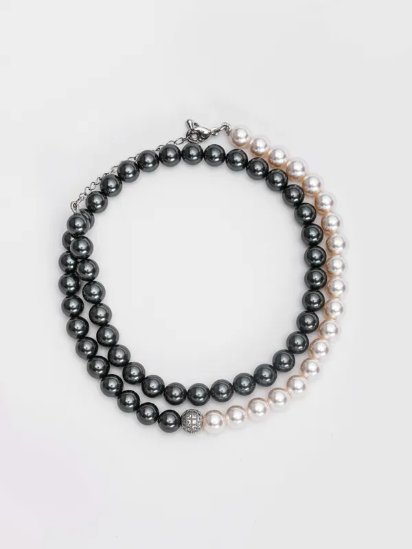 Dual_Tone_Elegance_Pearl_Necklace_Black_White_Harmony
