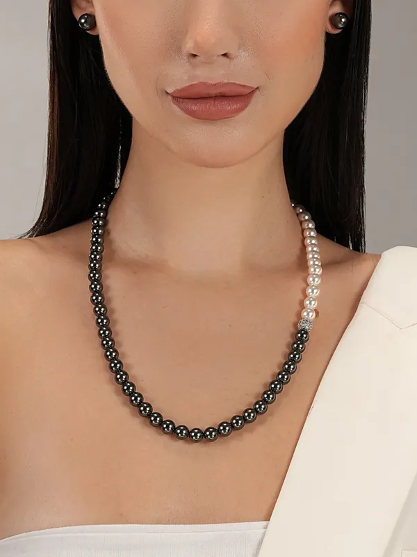 Dual_Tone_Elegance_Pearl_Necklace_Black_White_Harmony
