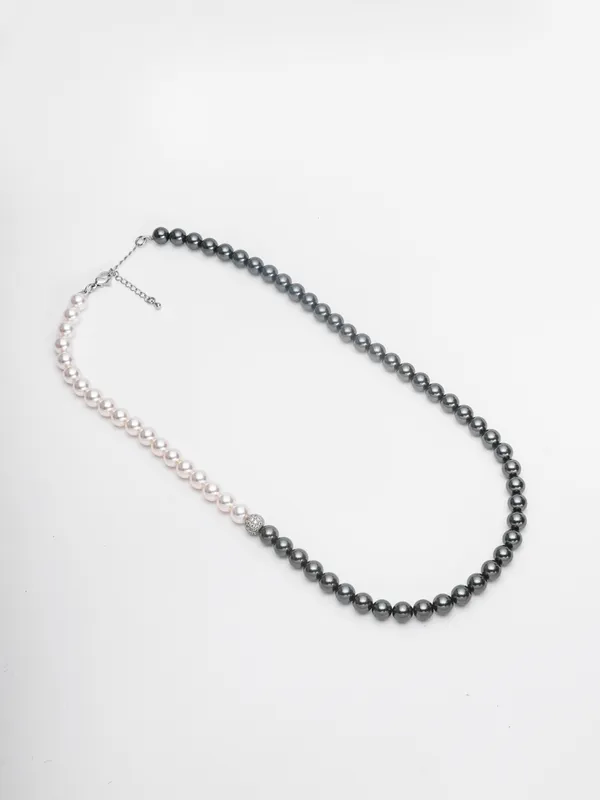 Dual_Tone_Elegance_Pearl_Necklace_Black_White_Harmony