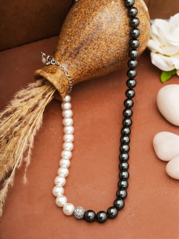 Dual_Tone_Elegance_Pearl_Necklace_Black_White_Harmony