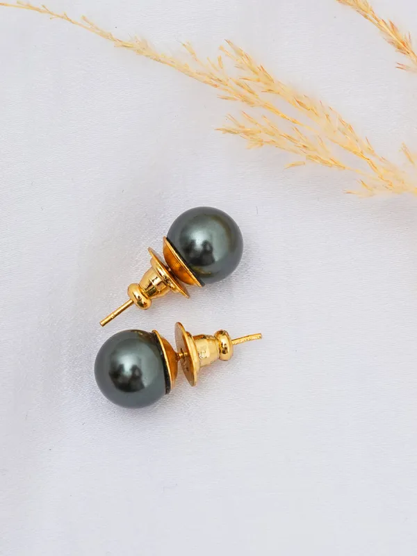Basraa_Golden_Black_Pearl_Stud_Earrings