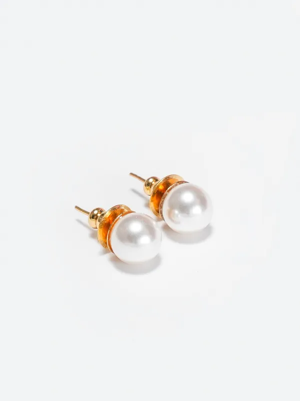 Basraa_Classic_White_Pearl_Stud_Earrings_In_Golden_Finish