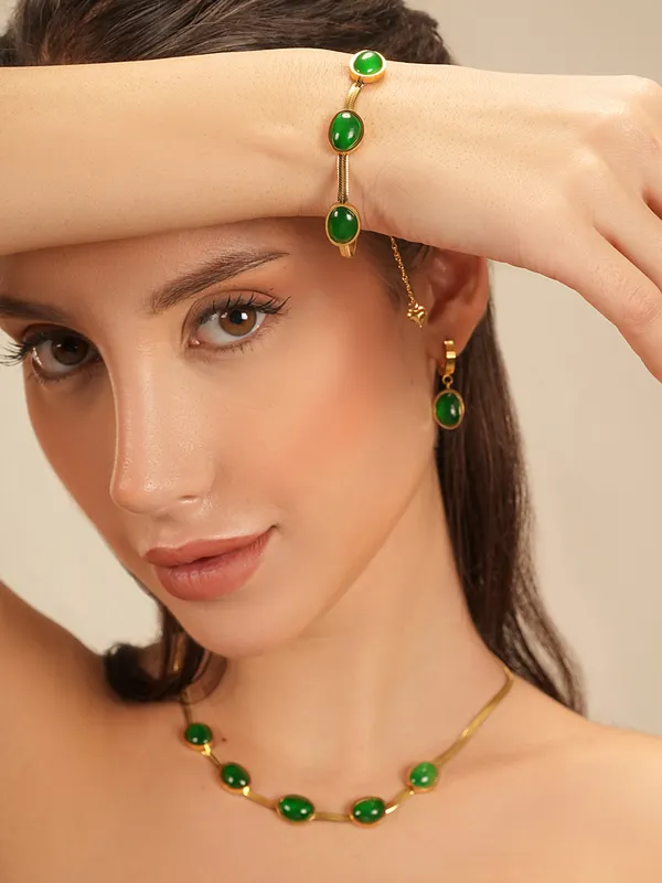 Basraa_Emerald_Glow_Necklace_18K_Gold_Plated_Choker