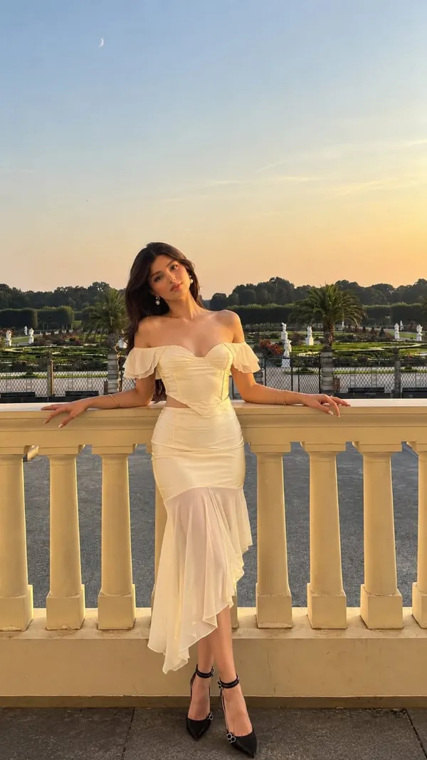 A_Riviera_Rendezvous_With_This_Matching_Set_-_Butter_Yellow