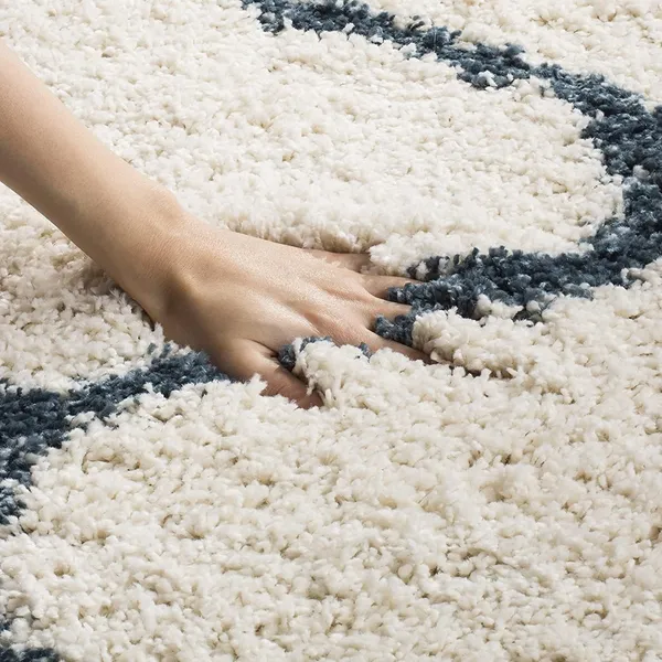 Modern_Polyester_Anti_Slip_Shaggy_Fluffy_Rugs_And_Carpet_For_Bedroom_Hall_Kids_Room_Guest_Room_Etc_Color_Ivory_Blue