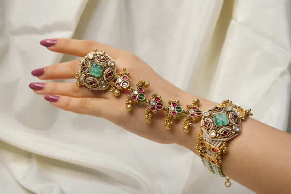 Multicolor_Alloy_Kundan_Green_Stone_Bridal_Hathphool_For_Women