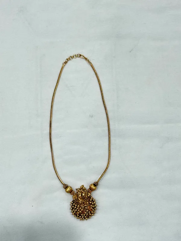 Multicolor_Antique_Gold_Toned_Circular_Pendant_Necklace_Set_For_Women