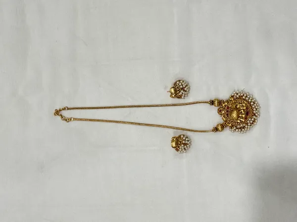 Antique_Gold_Pearl-Studded_Pendant_Necklace_Set_With_Earrings_For_Women