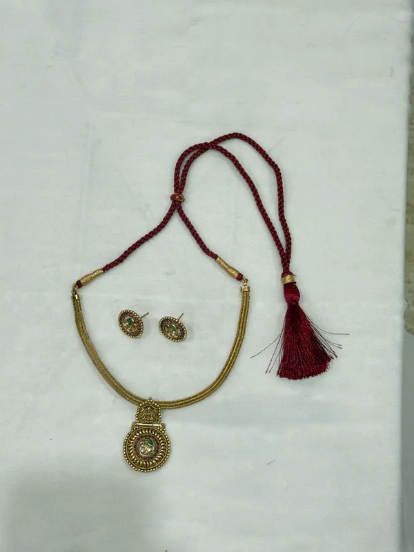 Gold-Toned_Kundan_Necklace_Set_With_Maroon_Beaded_Dori_For_Women