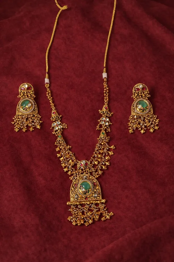 Antique_Gold_Kundan_Green_Stone_Necklace_Set_For_Women