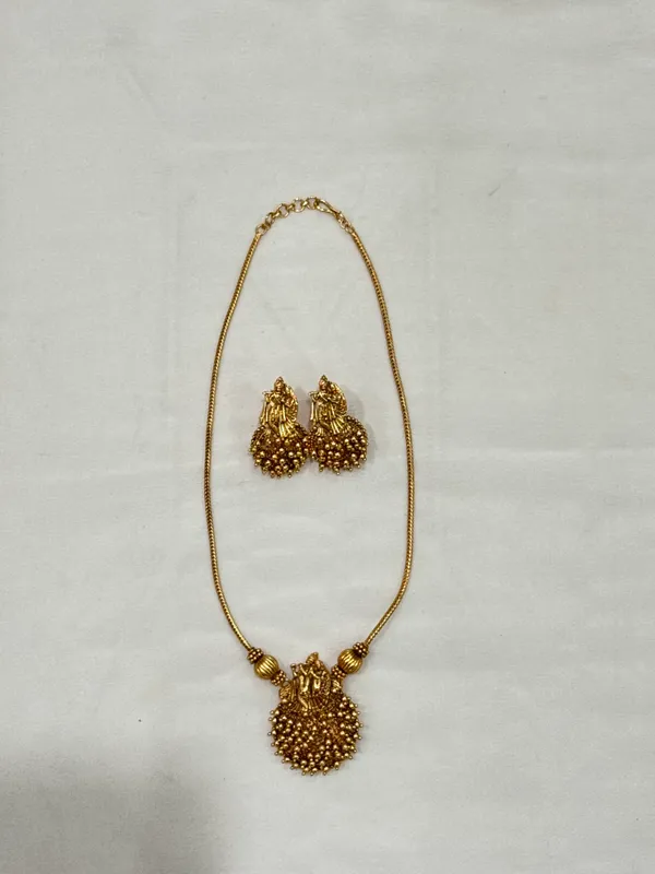 Multicolor_Antique_Gold_Toned_Circular_Pendant_Necklace_Set_For_Women