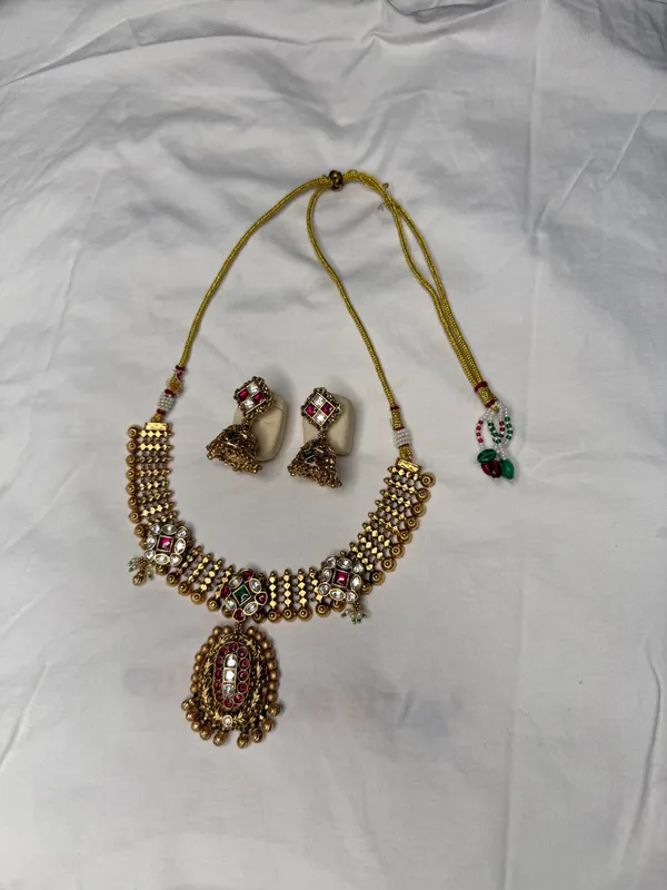 Multicolor_Antique_Gold_Kundan_Jhumka_Necklace_Set_With_Pink_Stones_For_Women