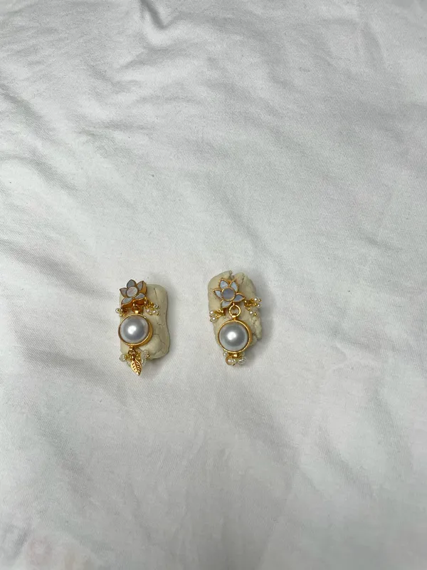 White_Pearl_Gold-Toned_Necklace_Set_With_Matching_Earrings_For_Women