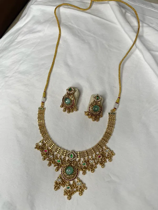 Antique_Gold_Kundan_Green_Stone_Traditional_Necklace_Set_For_Women