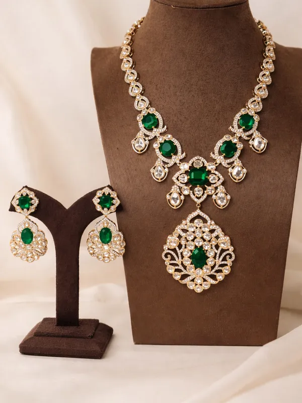 Multicolor_Alloy_Kundan_Emerald_Stone_Gold-Toned_Necklace_Set_For_Women
