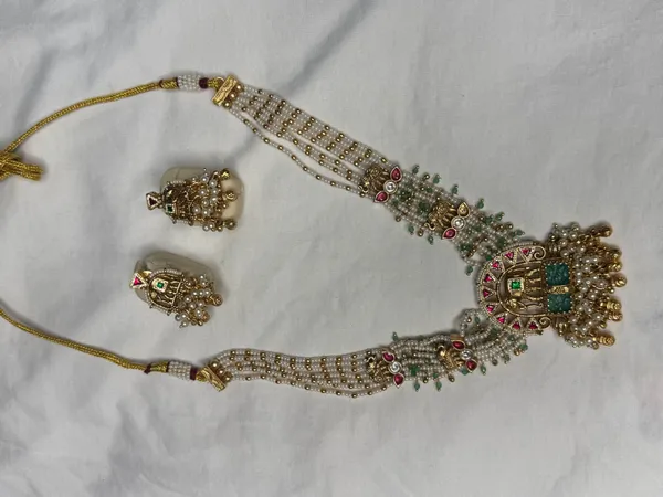 Multicolor_Antique_Gold_Kundan_Pearl_Necklace_Set_With_Jhumka_For_Women