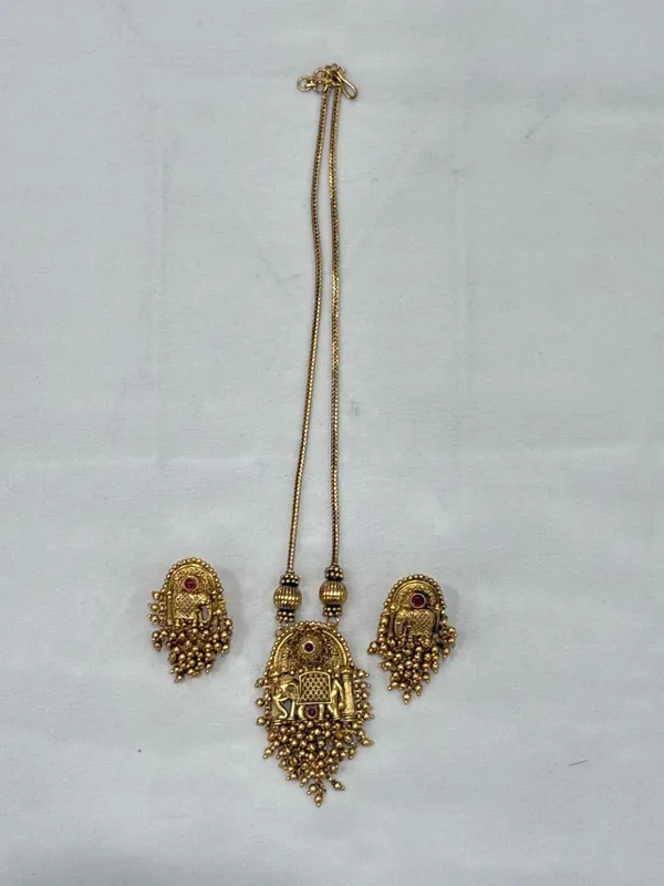Gold-Tone_Kundan_Pendant_Necklace_&_Earrings_Set_For_Women