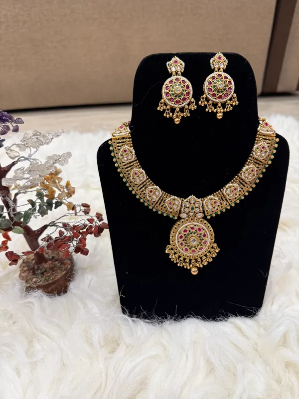 Multicolor_Antique_Gold_Kundan_Red_And_Green_Stone_Necklace_Set_For_Women