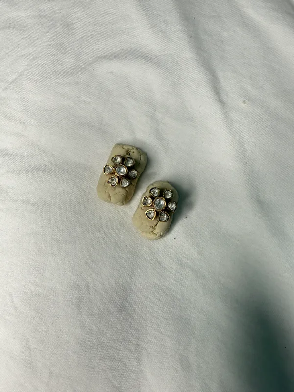 Cream_Gold-Toned_Copper_Alloy_Kundan_Floral_Stud_Earrings_For_Women