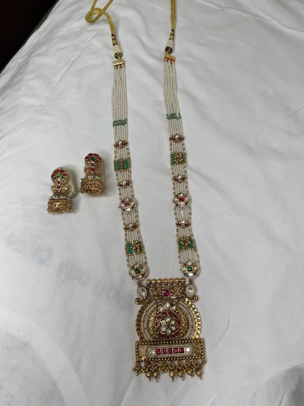 Gold-Toned_Alloy_Kundan_Pearl_Mala_Necklace_Set_With_Jhumka_For_Women