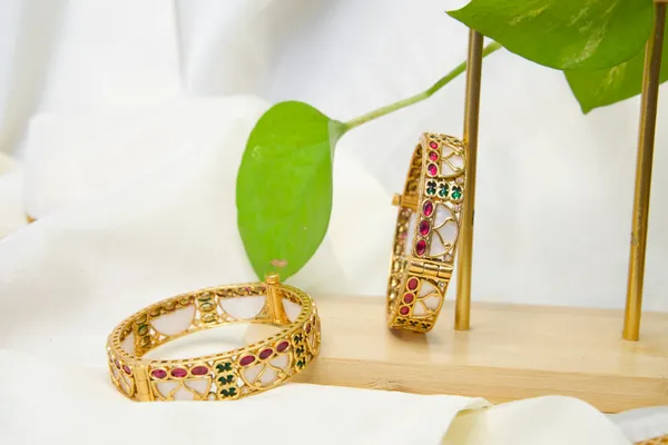 Gold-Toned_Alloy_Kundan_Multicolor_Stone_Bangle_Set_For_Women